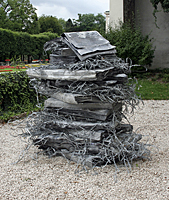 Anselm Kiefer, Maria durch ein Dornwald ging, 2008, Bleibücher, Nato-Stacheldraht, 6000 kg, 190 x 170 x 160 cm